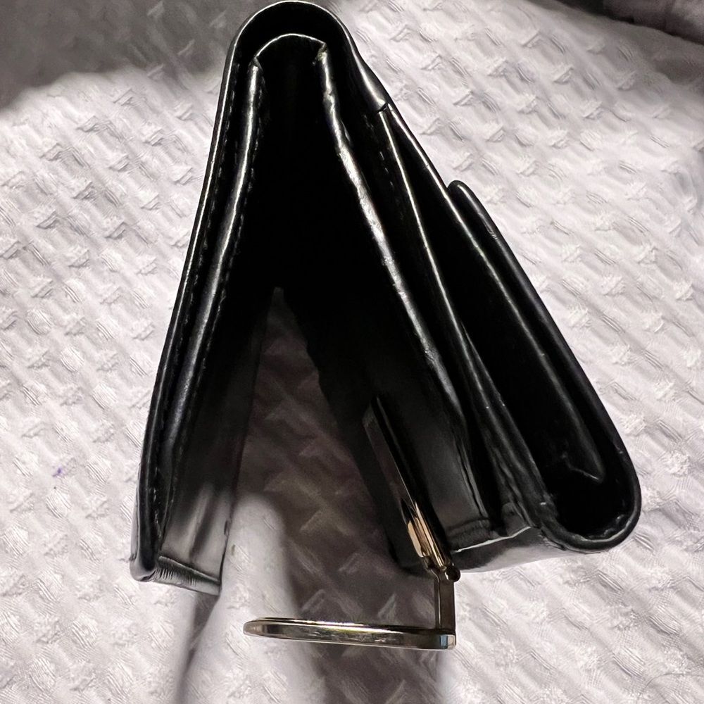 GUCCI Smooth Black Leather Bi Fold Wallet with G Clasp - Picture 8 of 16